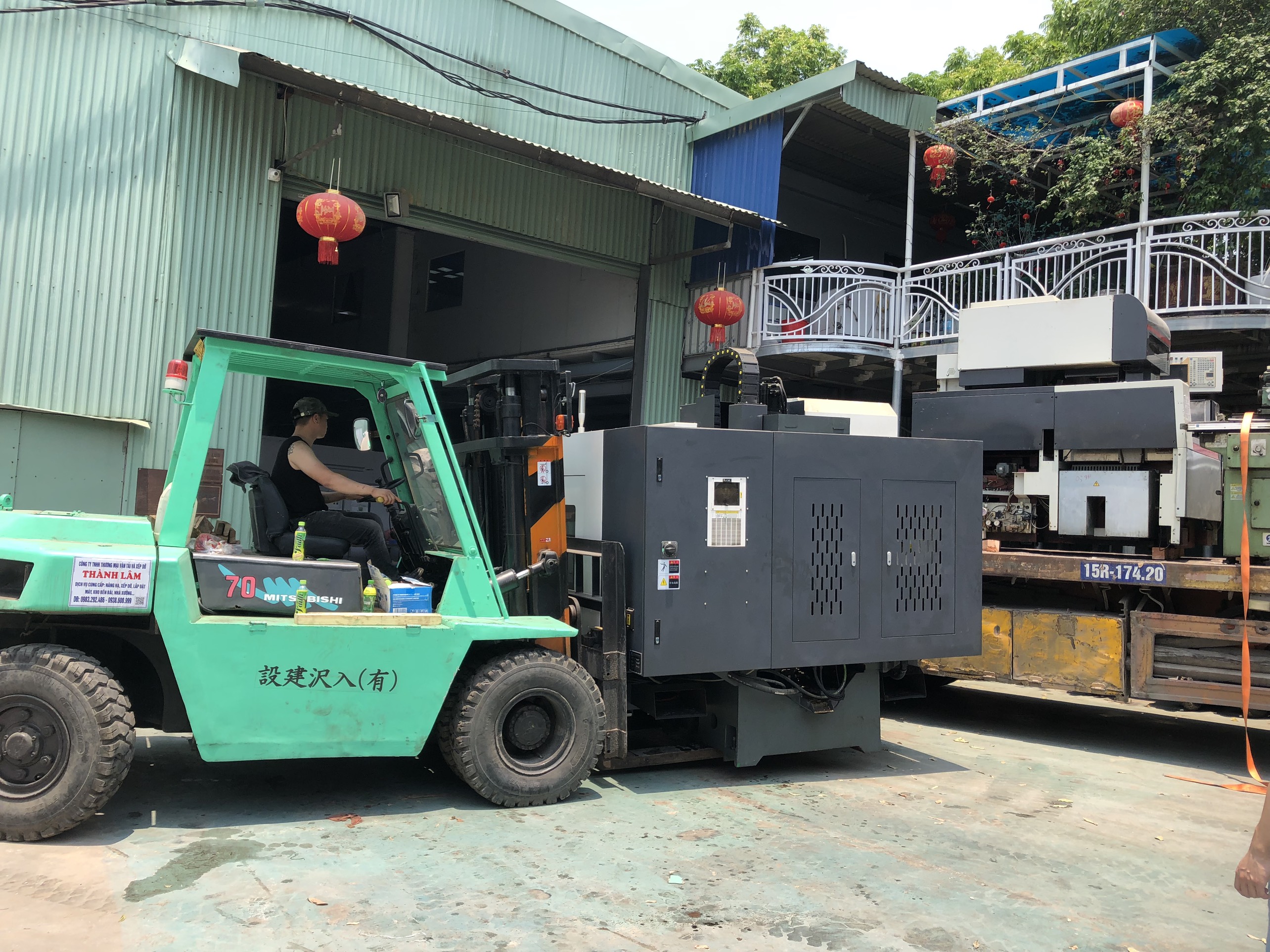 Xe nâng chuyển máy tại bến xe Miền Tây Kiến An